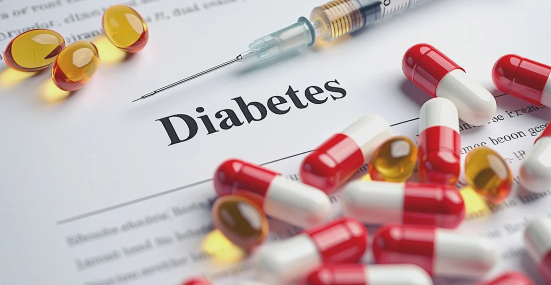 Капсулы и шприц лежат на документации про диабет