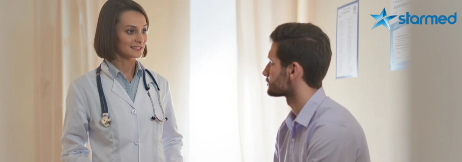 Врач осматривает пациента